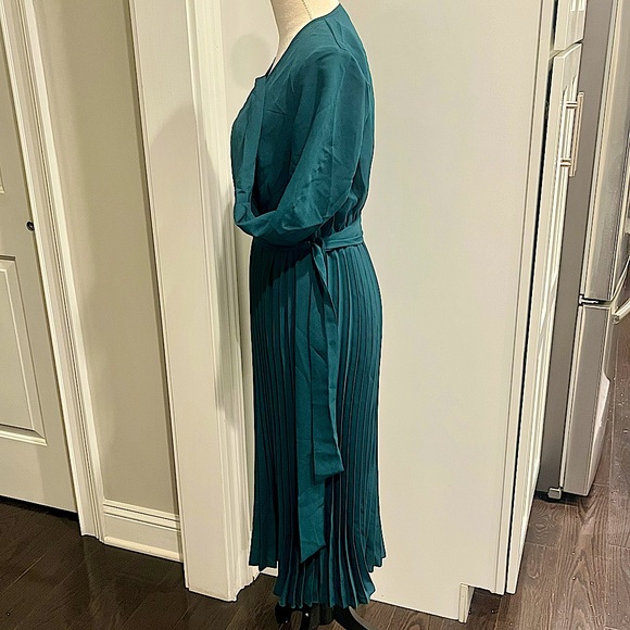 Pretty Little Thing Emerald Green Long Sleeve Pleated Midi Dress - Picture 10 of 16